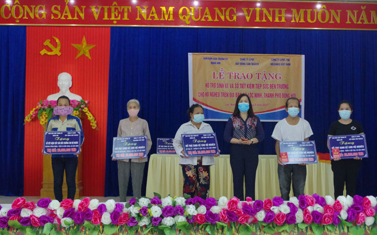 Taseco Land supports livelihoods and gives savings books to poor households in Dong Hoi City