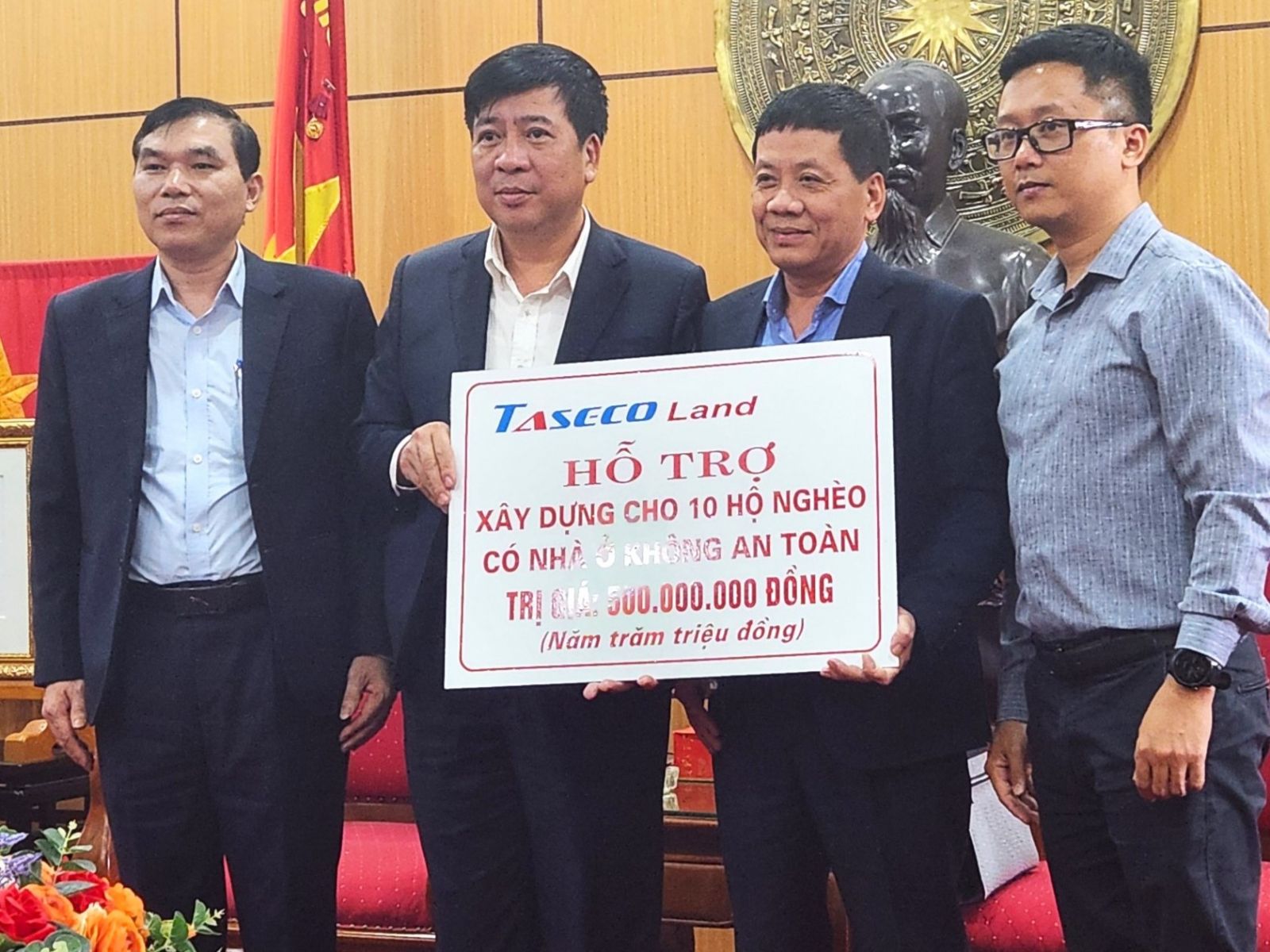 Taseco Land supports 500 million VND to build houses for 10 poor households with unsafe housing in Duy Tien town, Ha Nam