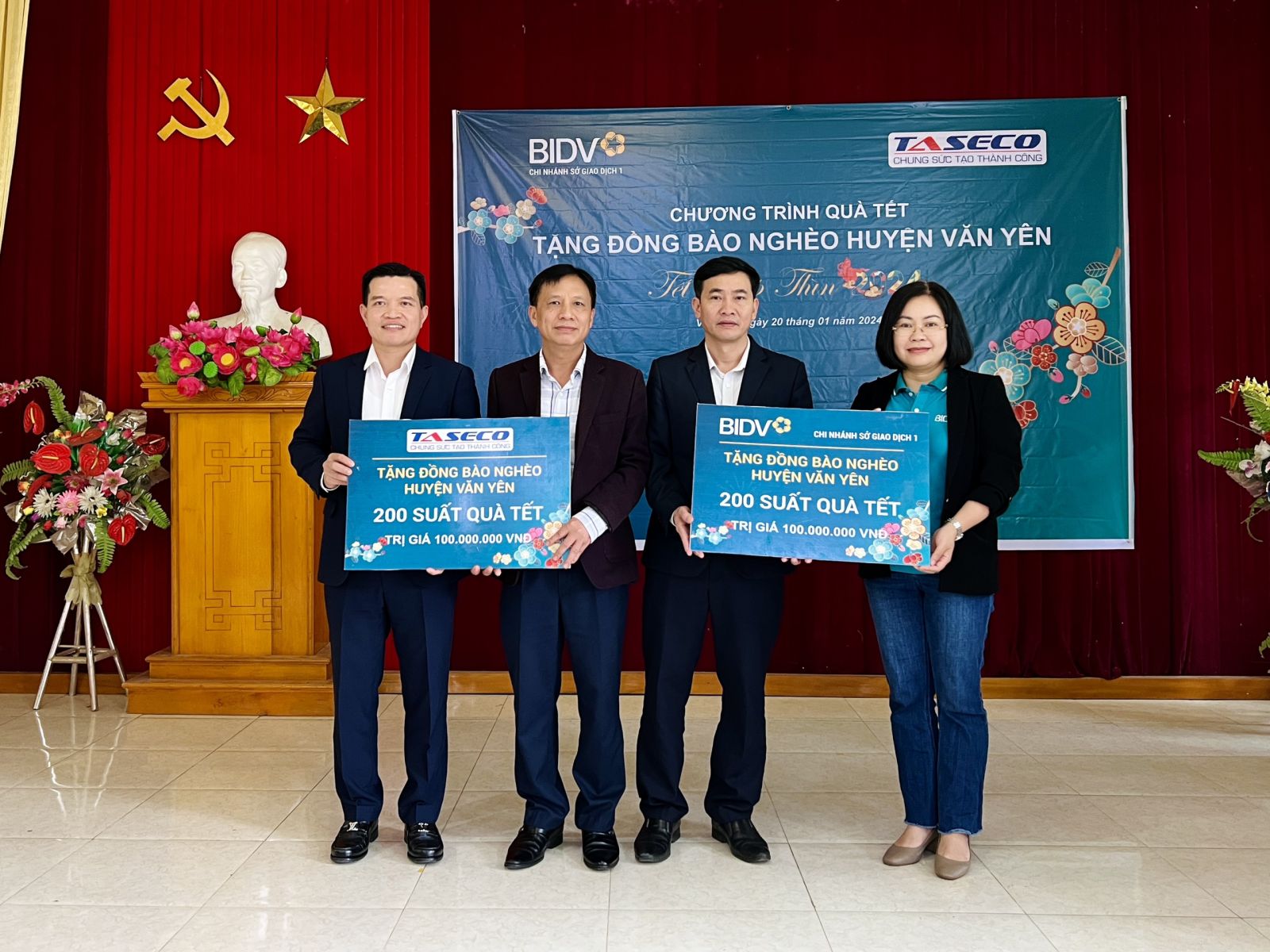 Taseco Group and BIDV Transaction Office 1 presented Tet gifts in Van Yen district, Yen Bai province