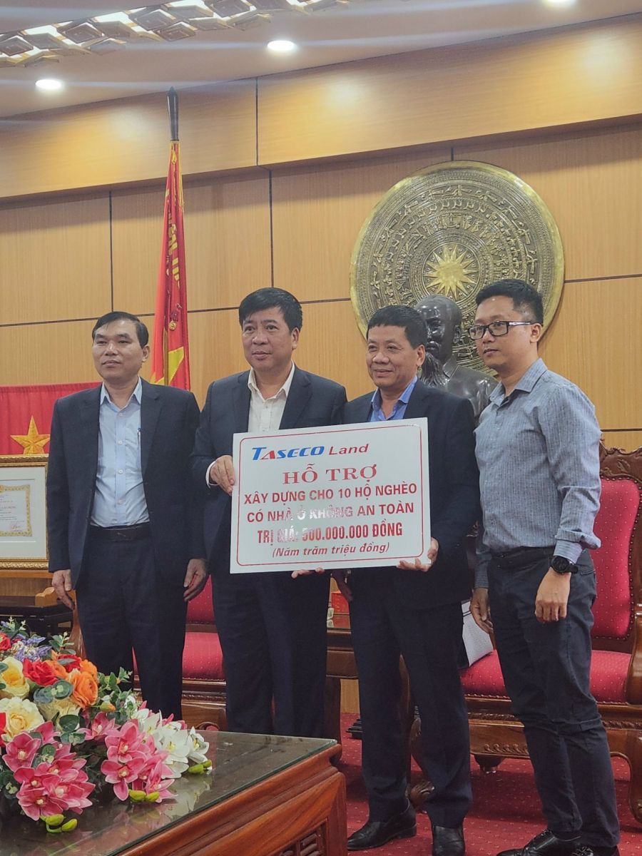 Taseco Land supports 500 million VND to build houses for poor households in Duy Tien town - Ha Nam province